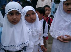 SchoolGirlsAceh.jpg