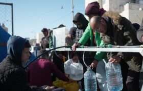 people in Gaza filling up water bottles