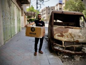 Man holding Oxfam food parcel in Gaza